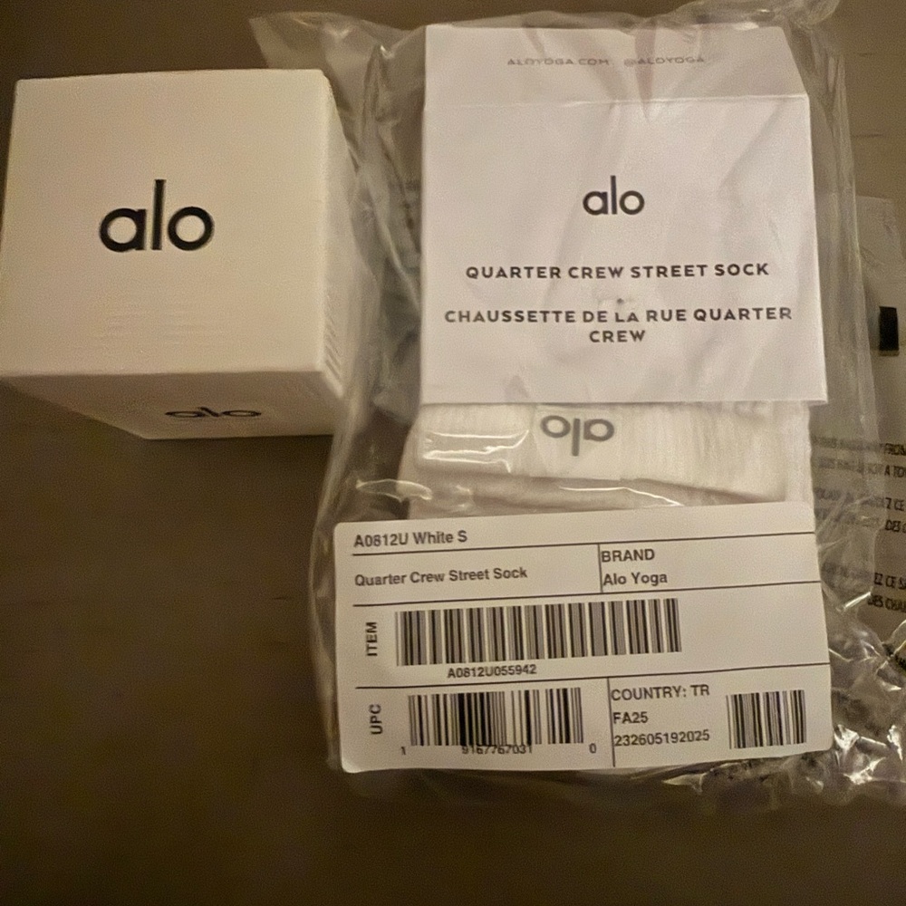 Alo Quarter Crew Street Sock - White & Alo Candle